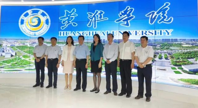 中華職業(yè)教育社理事長陳昌智、河南省副省長霍金花一行參觀展廳
